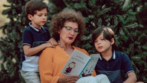Abuelita leyendo a sus queridos nietos