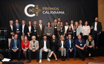 Eliane De Los Ríos Uriol ha participado en los premios Caligrama 2019. En esta foto la podemos ver con los finalistas del concurso en la gala de entrega de premios.