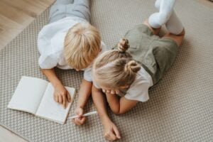 Un niño y una niña haciendo sus deberes tras sus clases
